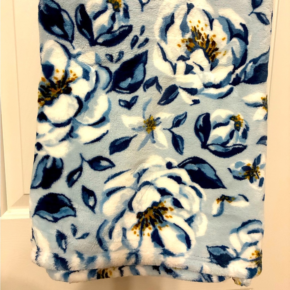 Blue floral throw blanket